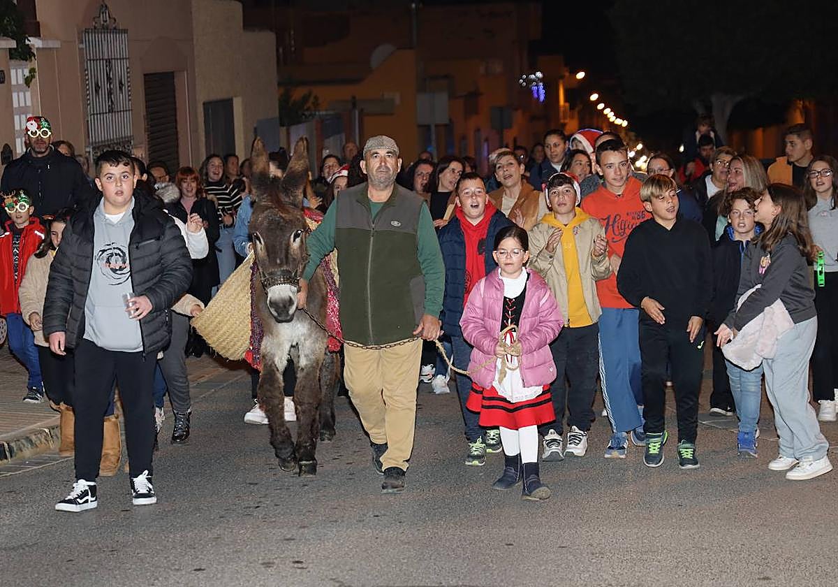 La burra Margarita recorriendo el núcleo urbano.