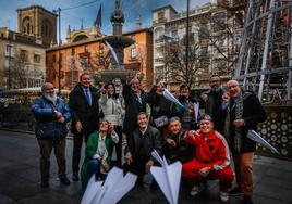 Miguel Botella, Francisco Martínez, María José Rienda, Paco Barranco, María Cantarero, Lola Moral, Sergio García, Enrique Herrera, (abajo) Patricia Guerrero, Manuel Lina, Manuel Martín y Saiko, lanzando sus aviones de papel en Bib-Rambla.