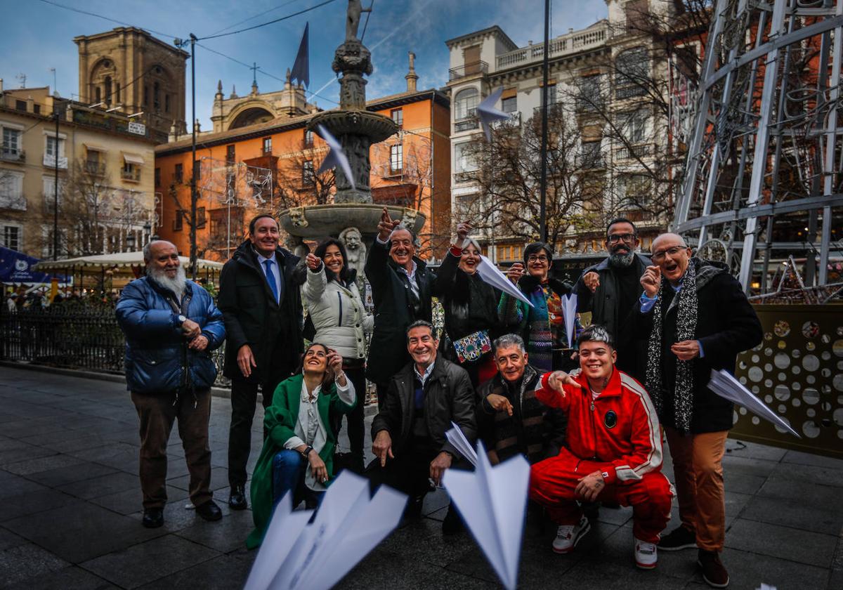 Miguel Botella, Francisco Martínez, María José Rienda, Paco Barranco, María Cantarero, Lola Moral, Sergio García, Enrique Herrera, (abajo) Patricia Guerrero, Manuel Lina, Manuel Martín y Saiko, lanzando sus aviones de papel en Bib-Rambla.