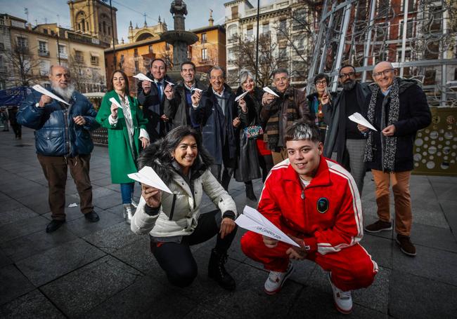 El grupo, con sus aviones.