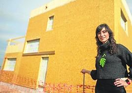 Eva Chacón, ante la vivienda que su estudio ha diseñado en Ogíjares.