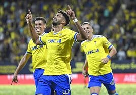 Chris Ramos celebra un gol con el Cádiz esta temporada.