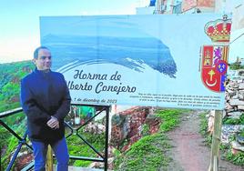 Alberto Conejero, en el monumento en su homenaje.