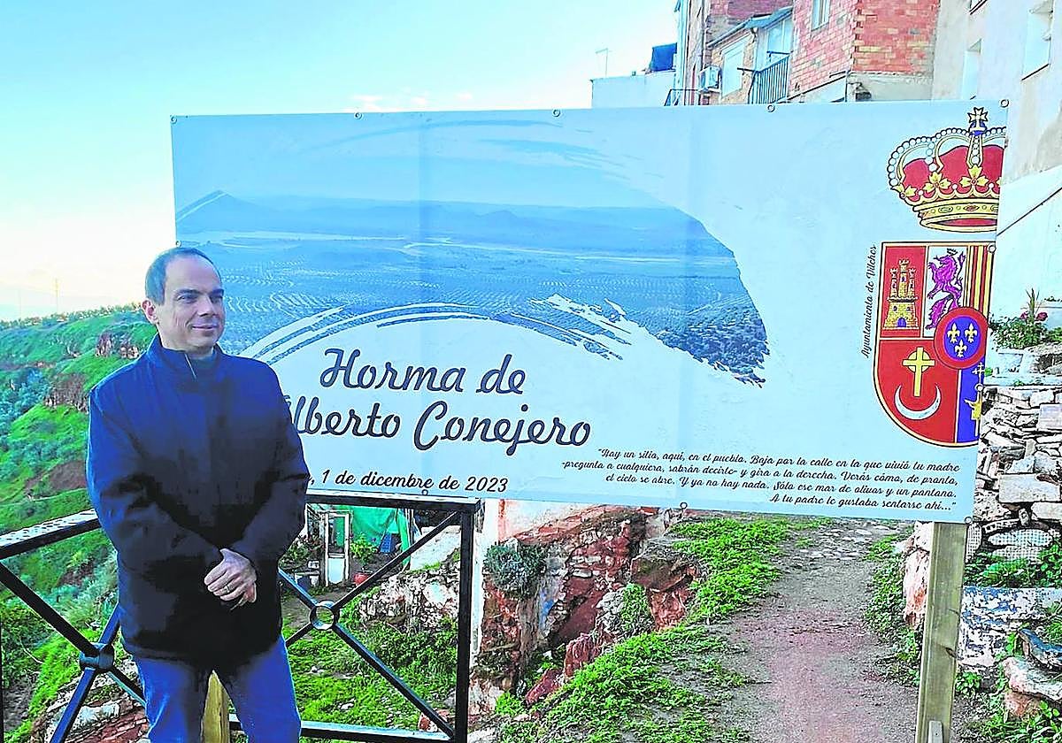Alberto Conejero, en el monumento en su homenaje.