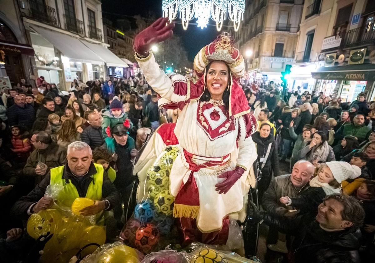 Imagen principal - El cortejo del Heraldo Real completa la tradición de los Reyes Magos en Granada