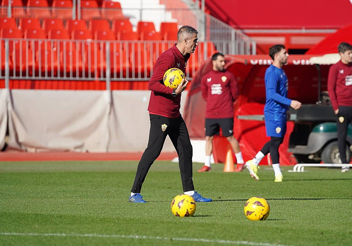 Gaizka Garitano durante la sesión de trabajo llevada hoy en el Power Horse Stadium.