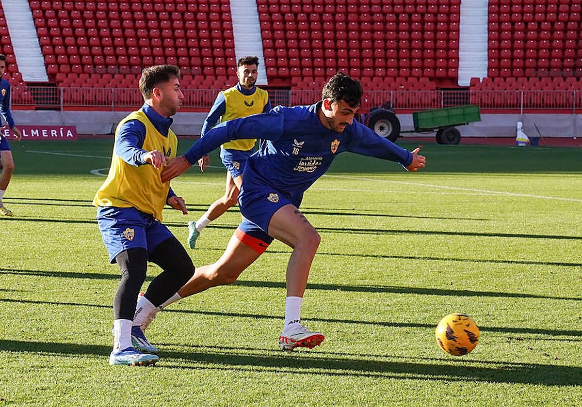 Marc Pubill se anticipa a Adrián Embarba.