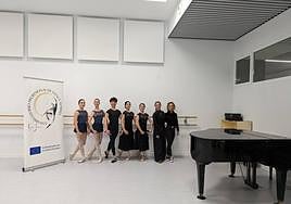 Las bailarinas que participarán en el programa Erasmus+, junto a sus profesoras.