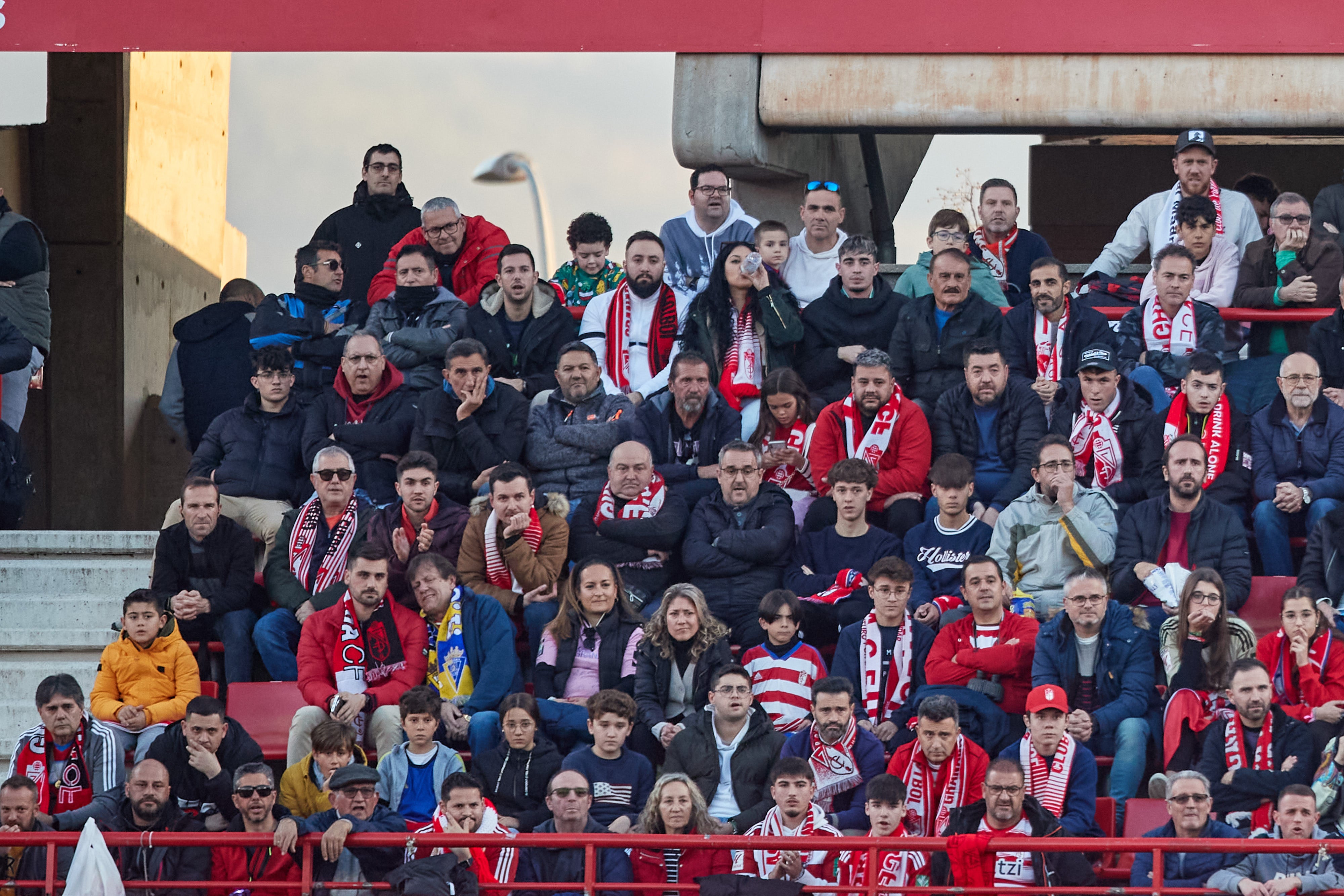 Encuéntrate en la grada en el Granada-Cádiz