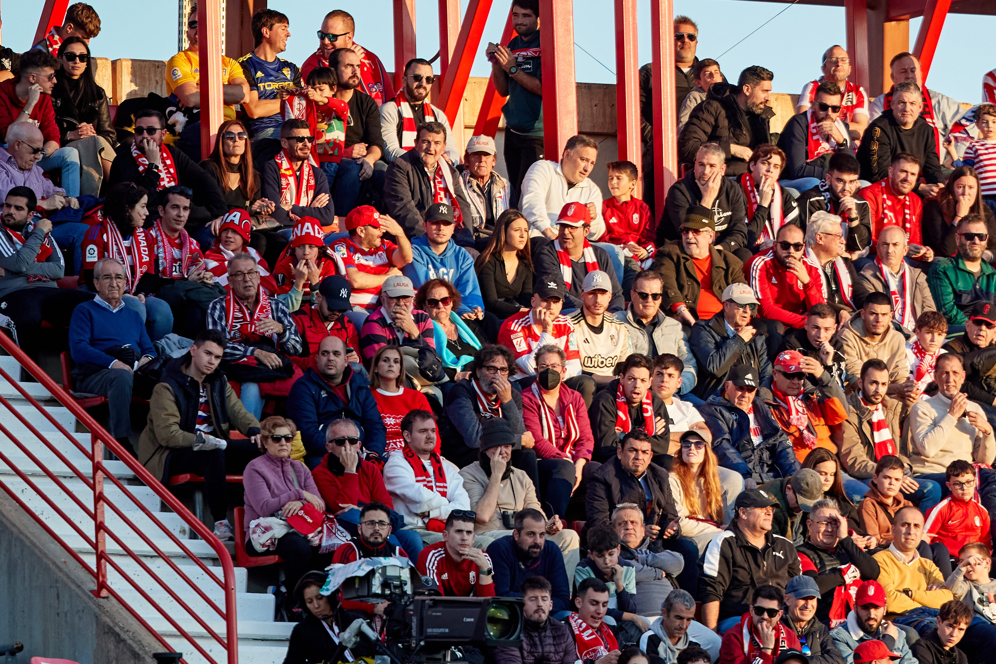 Encuéntrate en la grada en el Granada-Cádiz