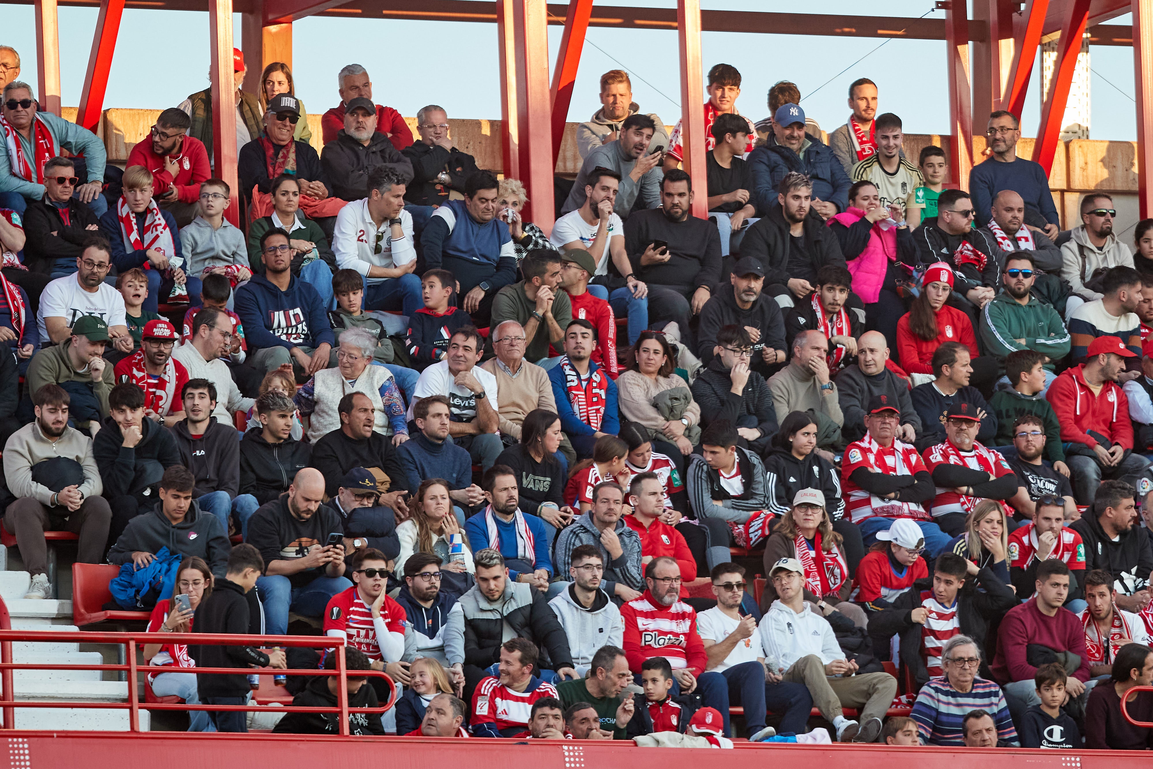 Encuéntrate en la grada en el Granada-Cádiz