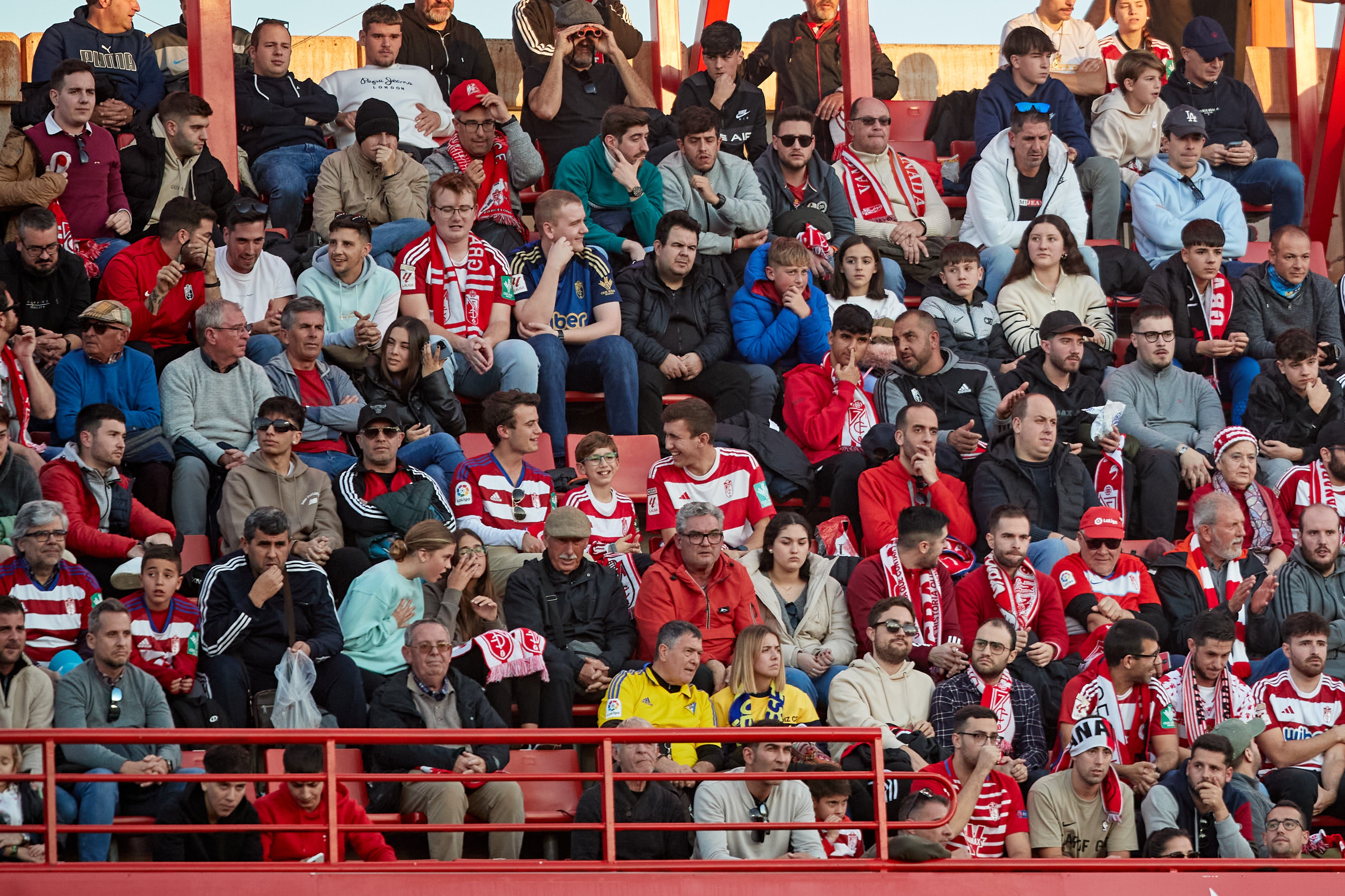 Encuéntrate en la grada en el Granada-Cádiz