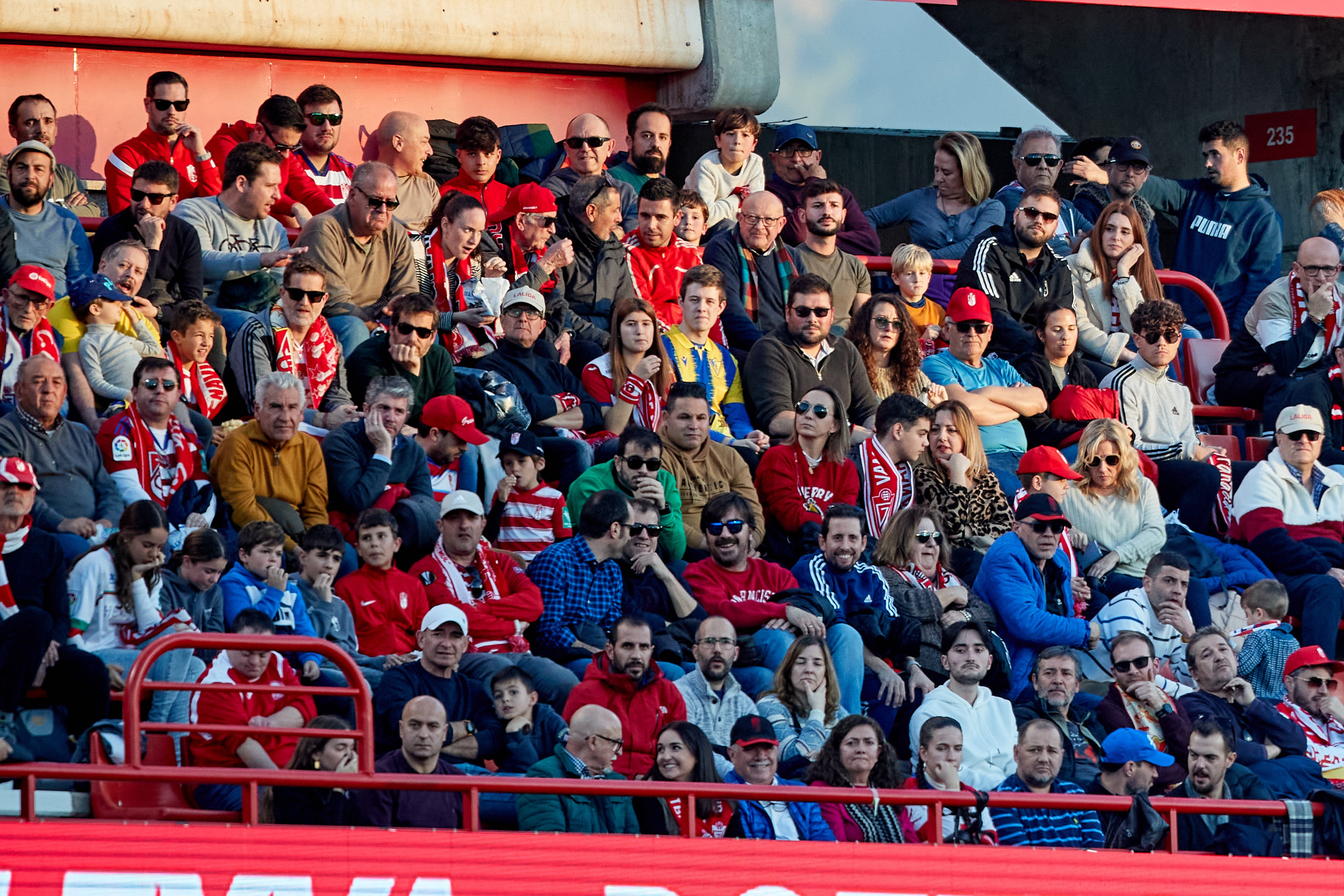 Encuéntrate en la grada en el Granada-Cádiz