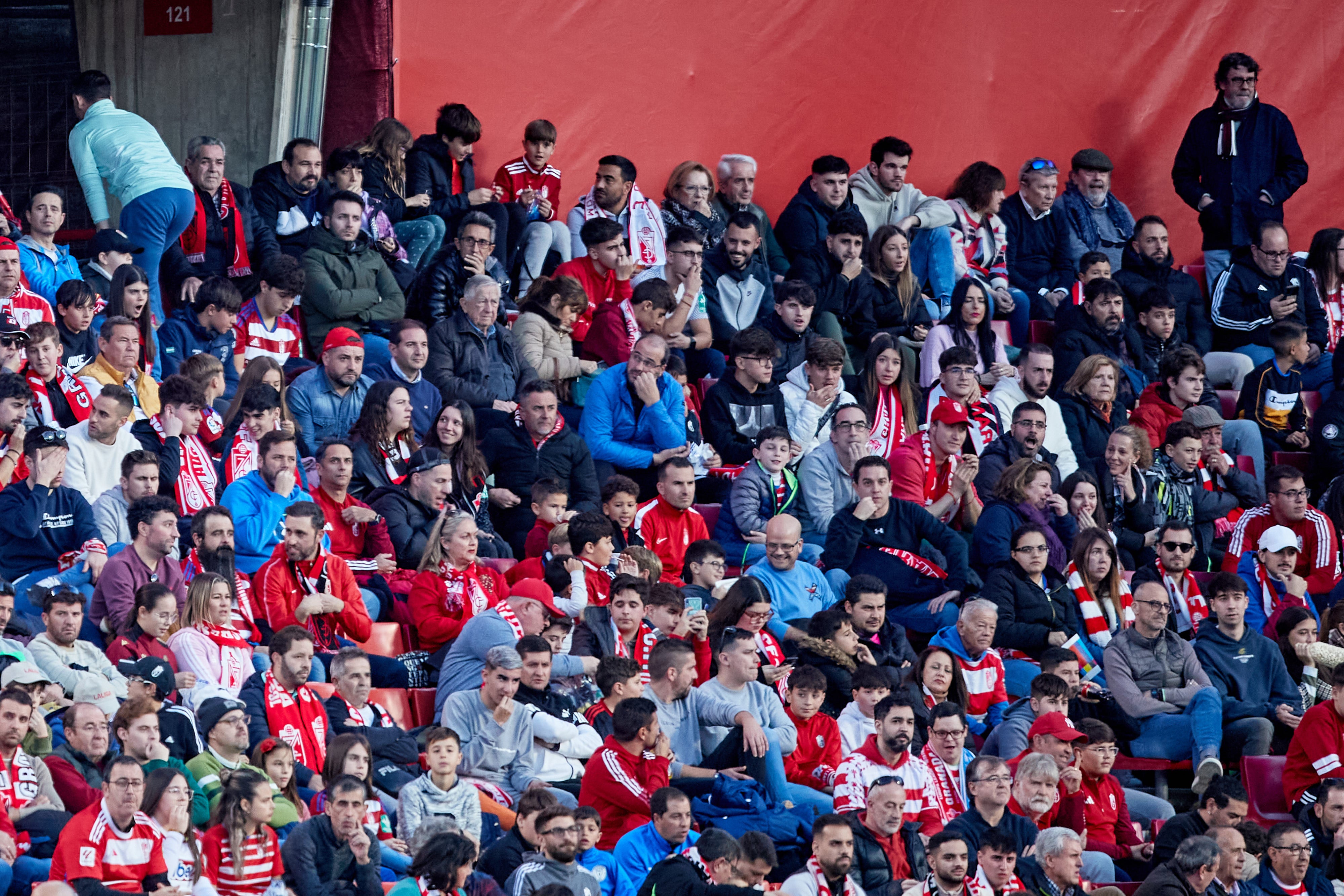 Encuéntrate en la grada en el Granada-Cádiz