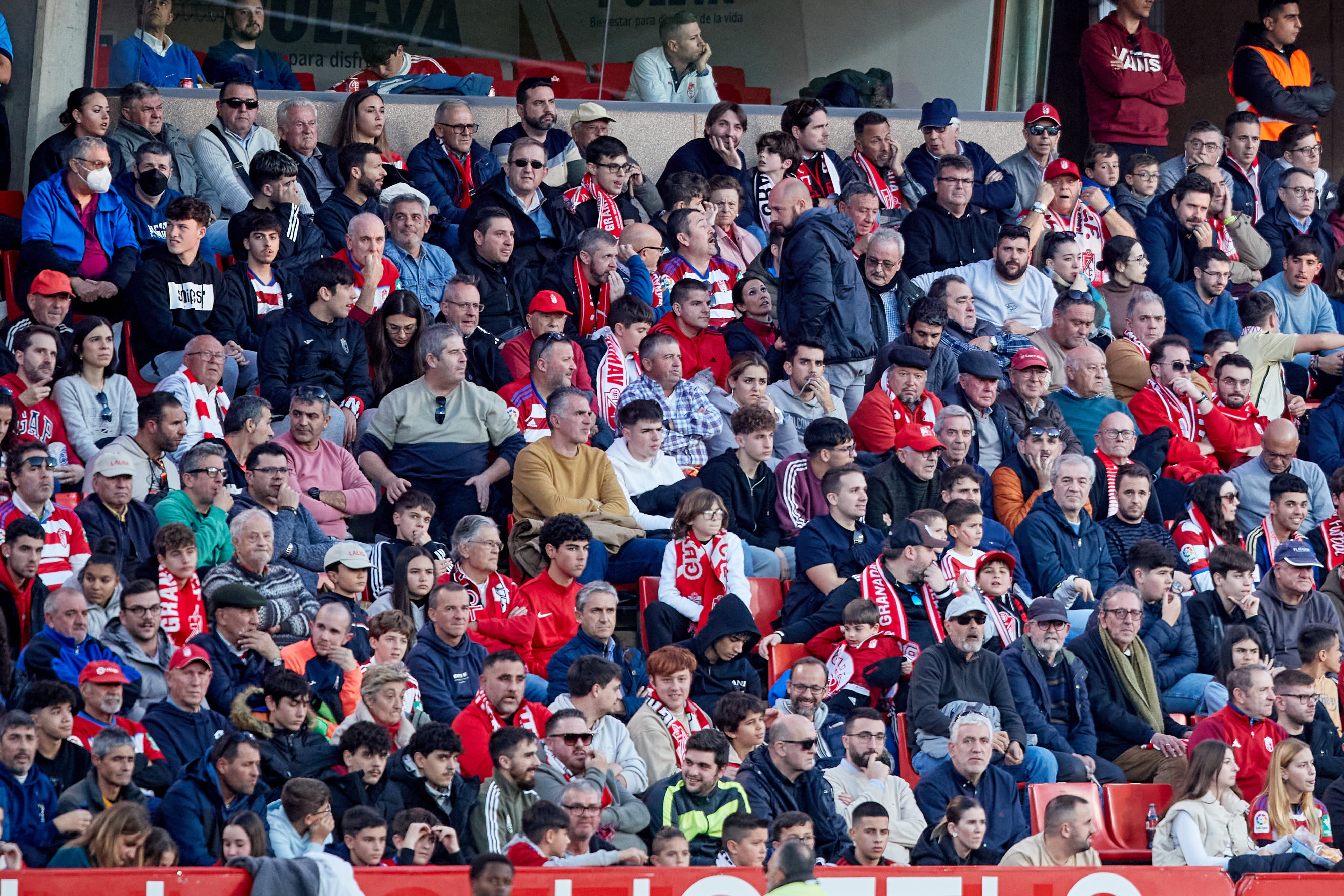 Encuéntrate en la grada en el Granada-Cádiz