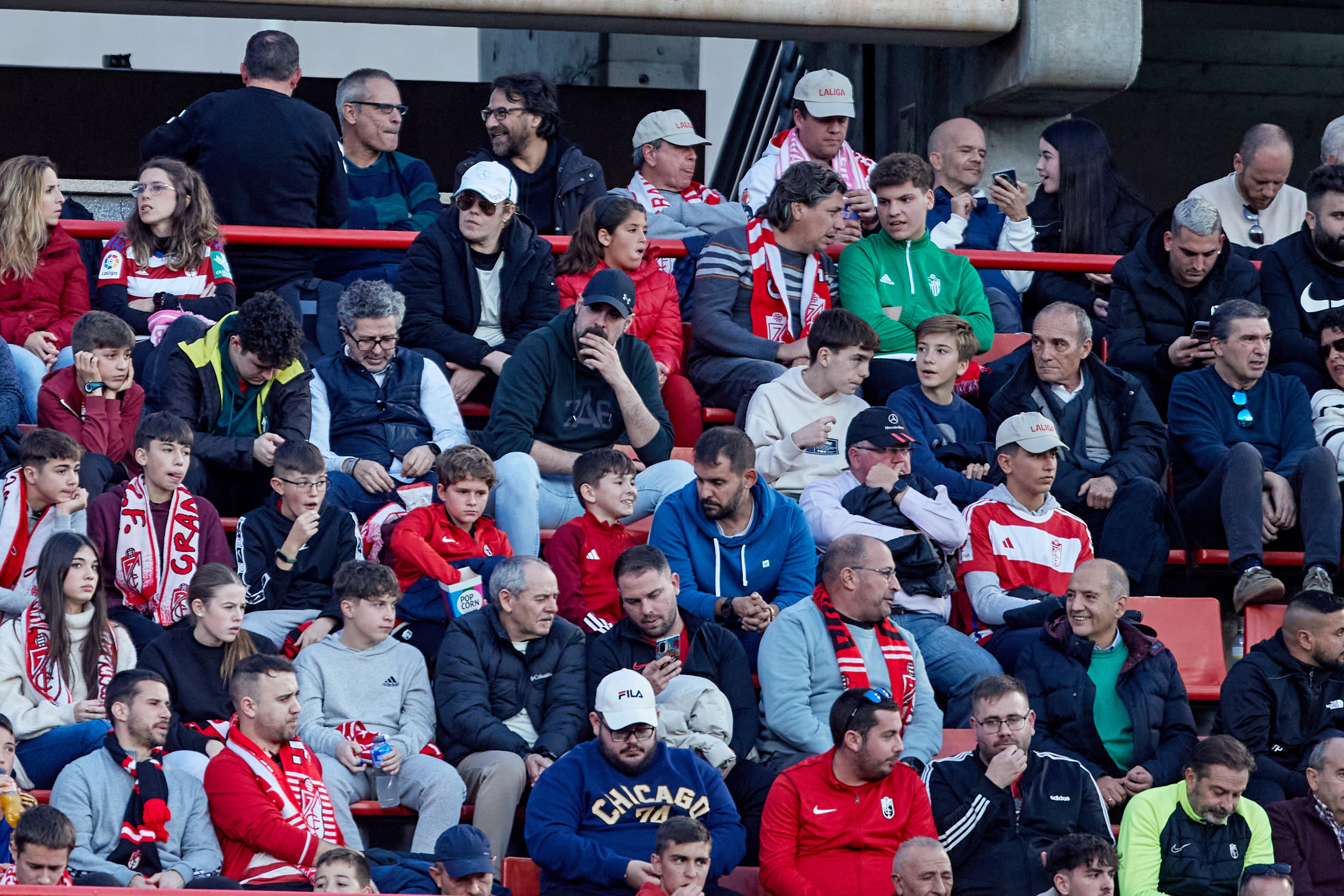 Encuéntrate en la grada en el Granada-Cádiz