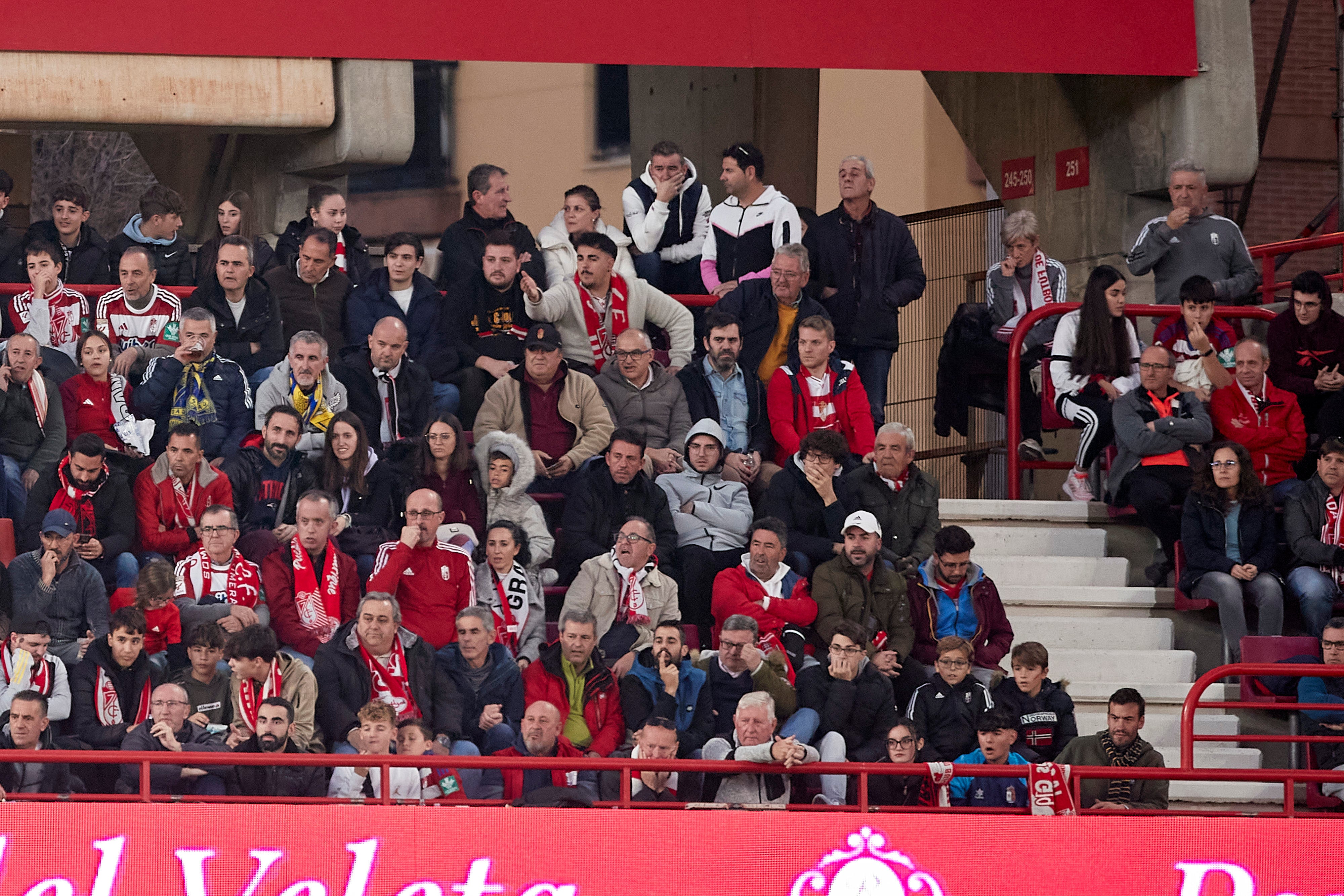 Encuéntrate en la grada en el Granada-Cádiz