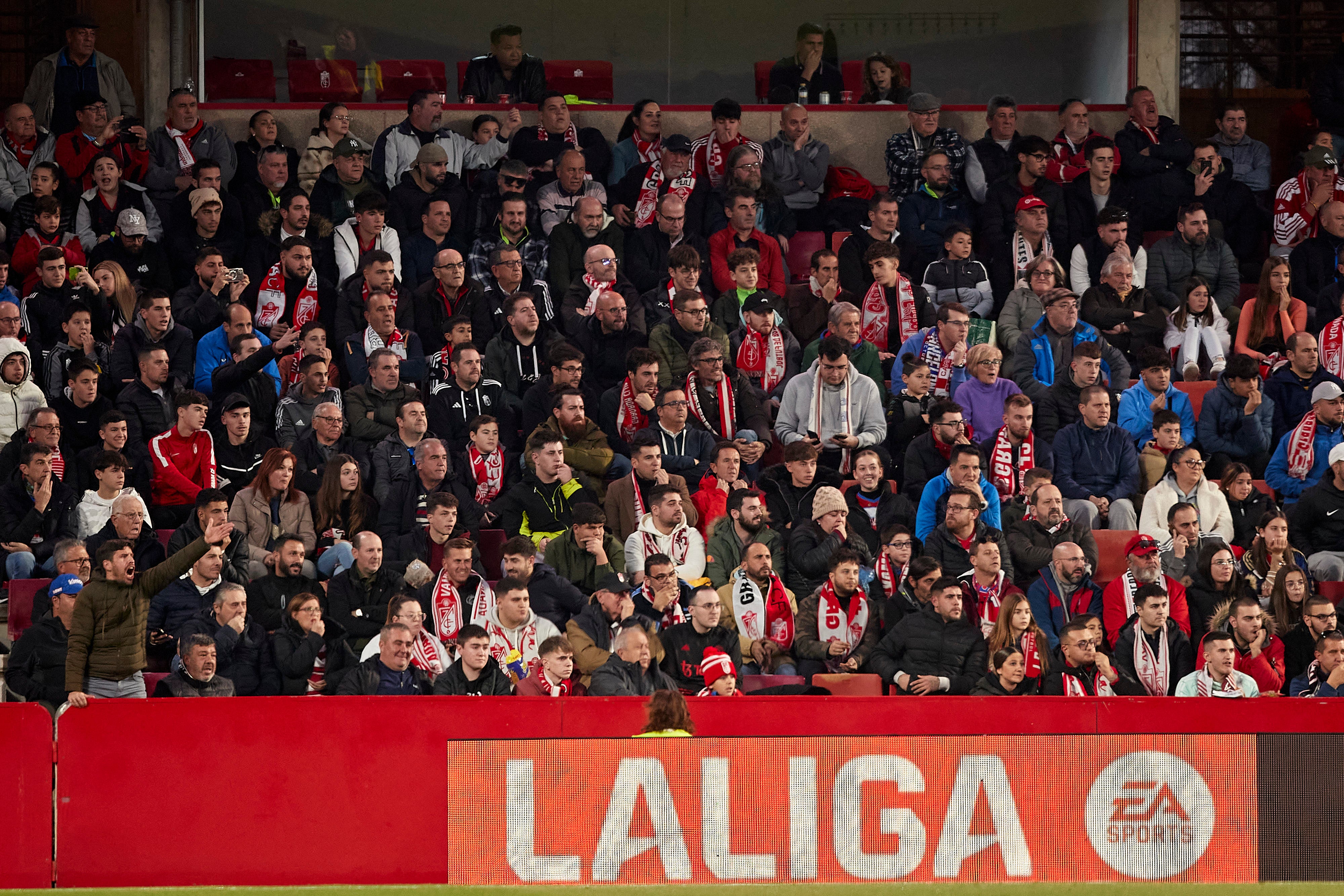 Encuéntrate en la grada en el Granada-Cádiz