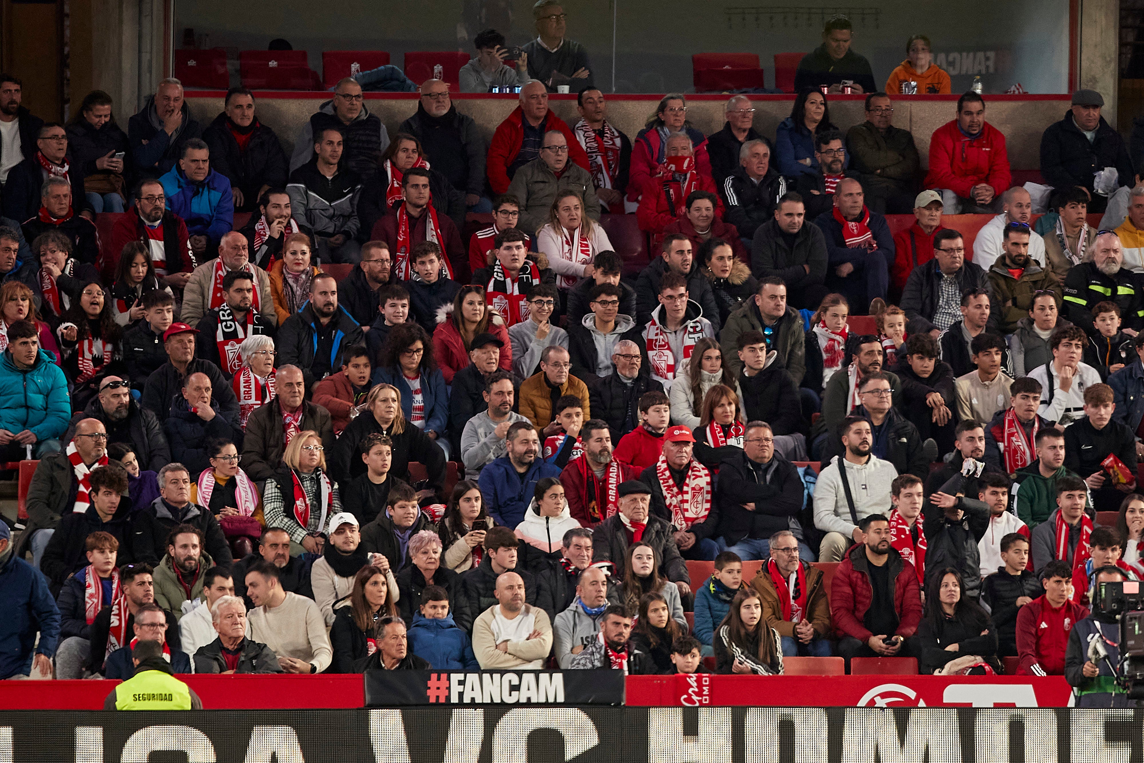 Encuéntrate en la grada en el Granada-Cádiz