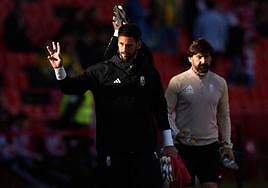 Augusto Batalla saluda a su nueva afición antes de comenzar el calentamiento.