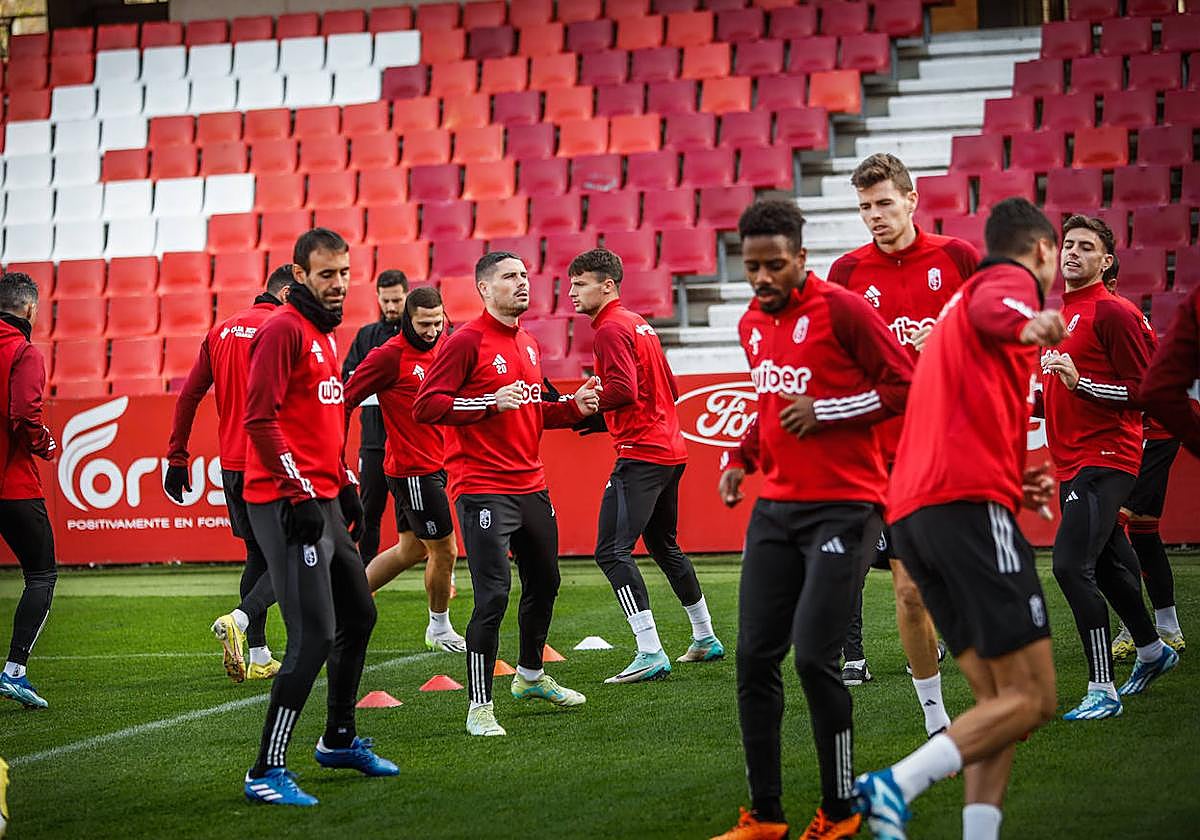 Calentamiento de los futbolistas en Los Cármenes.