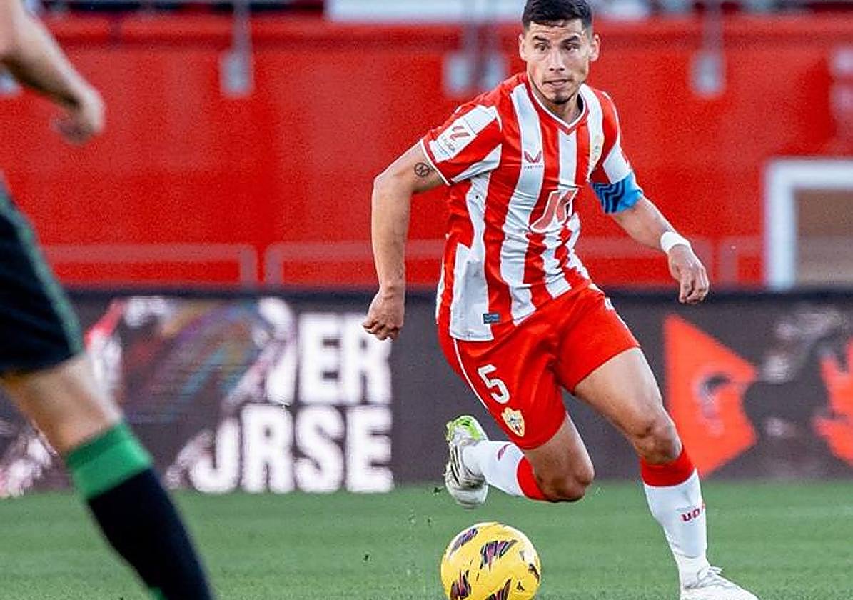 Lucas Robertone, recuperado, llevará el timón rojiblanco en El Sadar.