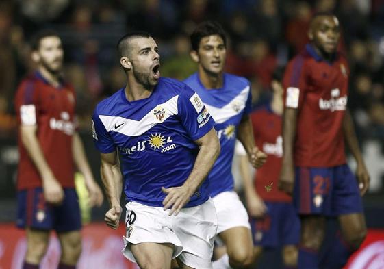 Rodri celebra el gol con el que la UDA sumó la única victoria de la historia en El Sadar.