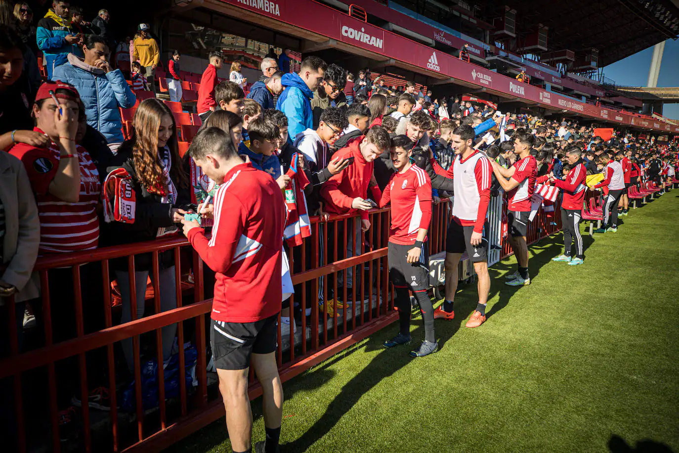 Los jugadores del Granada firman autógrafos en el entrenamiento navideño a puertas abiertas de la pasada temporada.