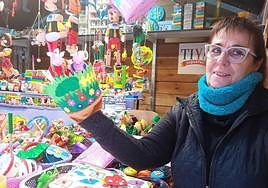 Andrea Júrcal muestra uno de los artículos para enseñar el cuento de 'Los tres cerditos'.