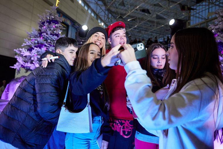 Lola Índigo y Saiko posan en el Serrallo para los 'selfis' de numerosos adolescentes de Granada.