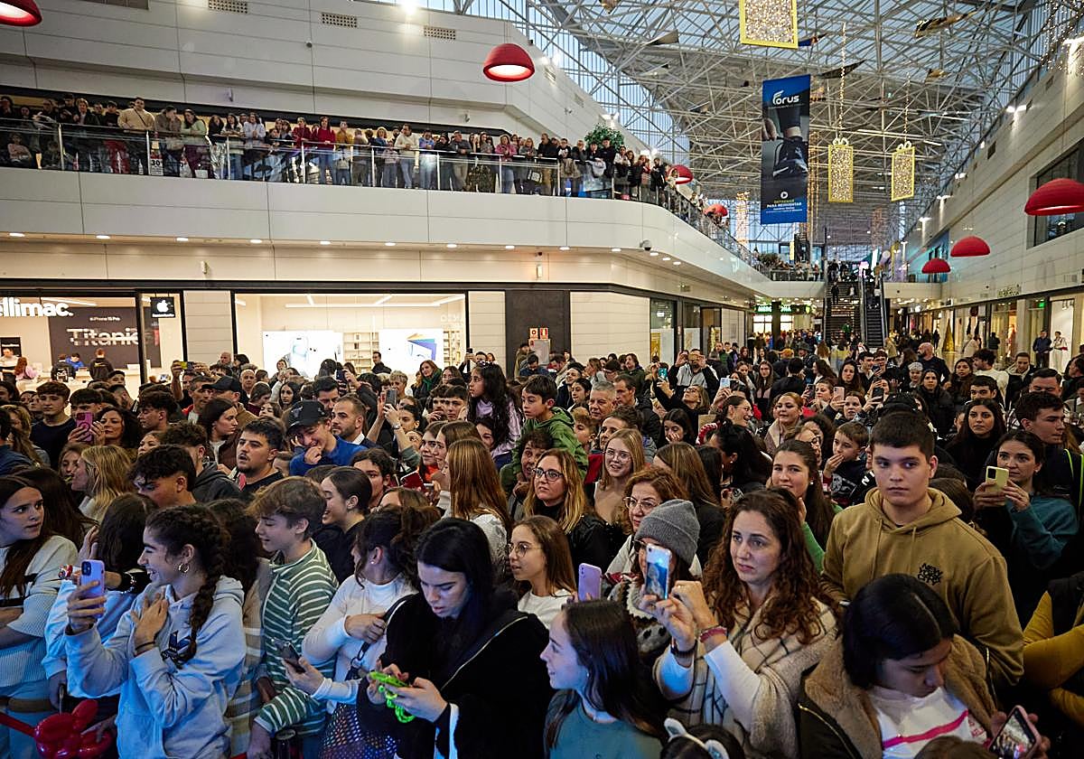 Las imágenes del Serrallo abarrotado por Saiko y Lola Índigo