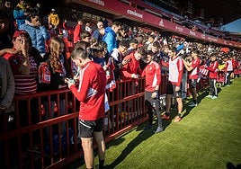 Los jugadores del Granada firman autógrafos en el entrenamiento navideño a puertas abiertas de la pasada temporada.