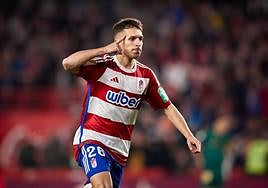 Bryan Zaragoza celebra el 2-0 con el Cádiz.