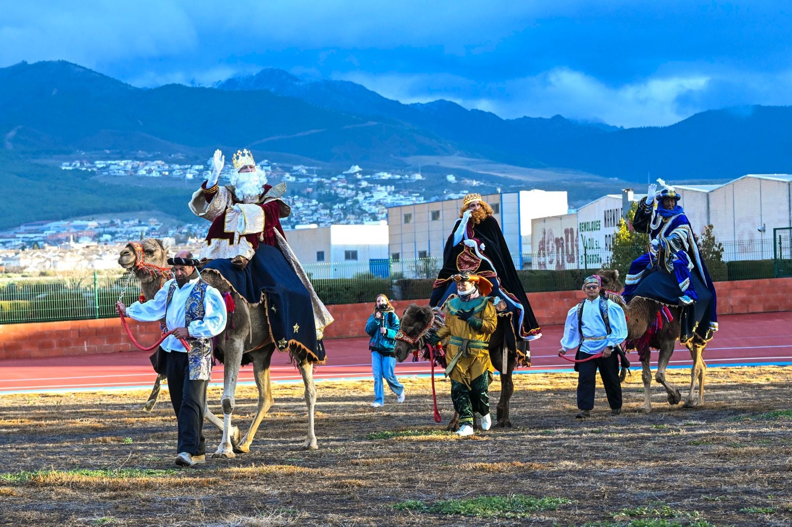 Los Reyes Magos llegan a Armilla en camello.