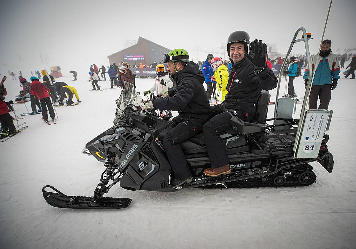 Juanma Moreno, en una moto de nieve, en su visita a Sierra Nevada ayer.