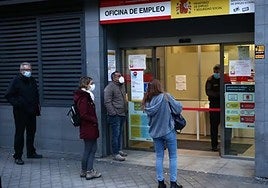 Estos trabajadores podrán cobrar la ayuda de casi 500 euros del SEPE en 2024.