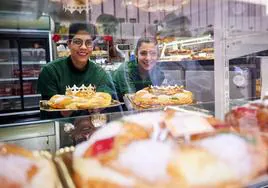 Aylin y Himde muestran sus mejores roscones de Reyes en la pastelería Dulce Ángel de la Acera del Darro.