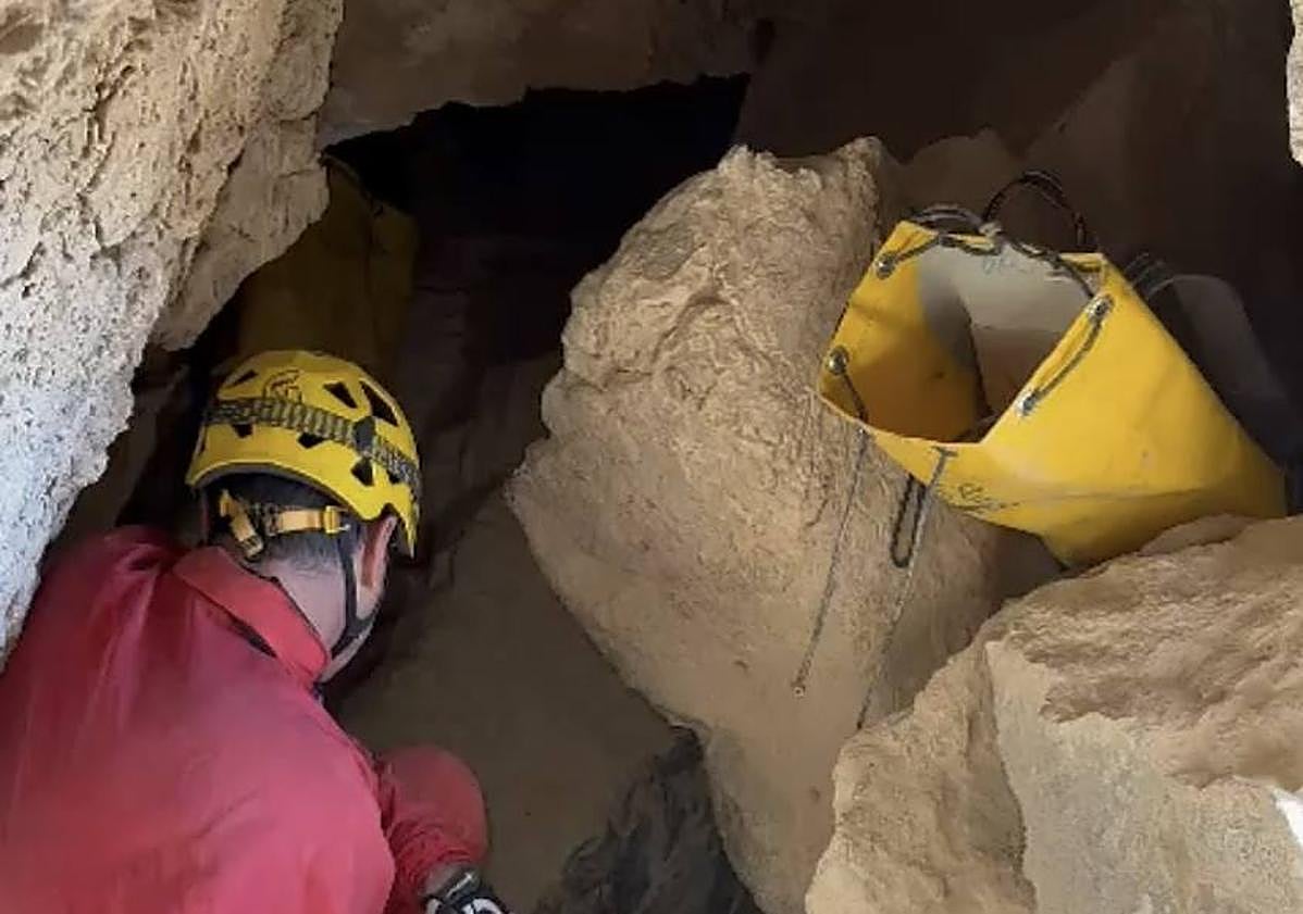 Imagen principal - IImágenes del rescate efectuado en la sima de Raja Santa.