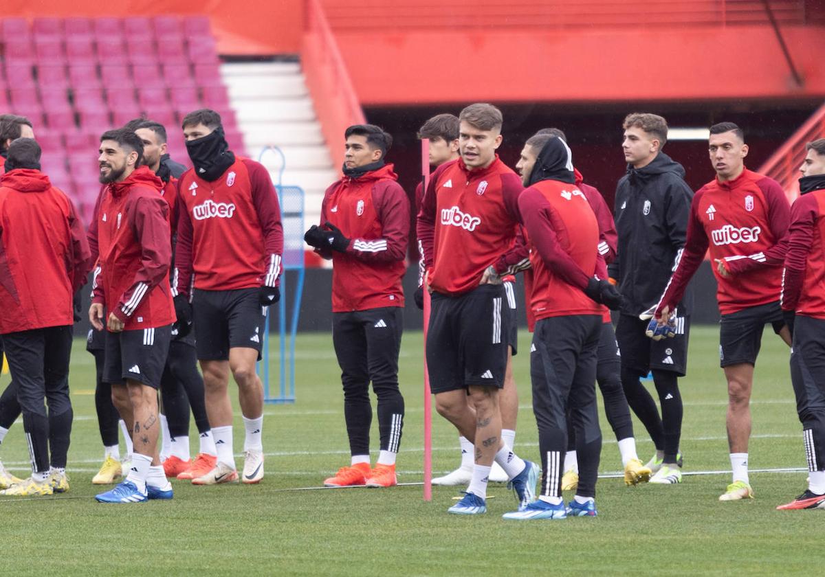 Kamil Piatkowski conversa con Shon Weissman antes de arrancar el entrenamiento del viernes.