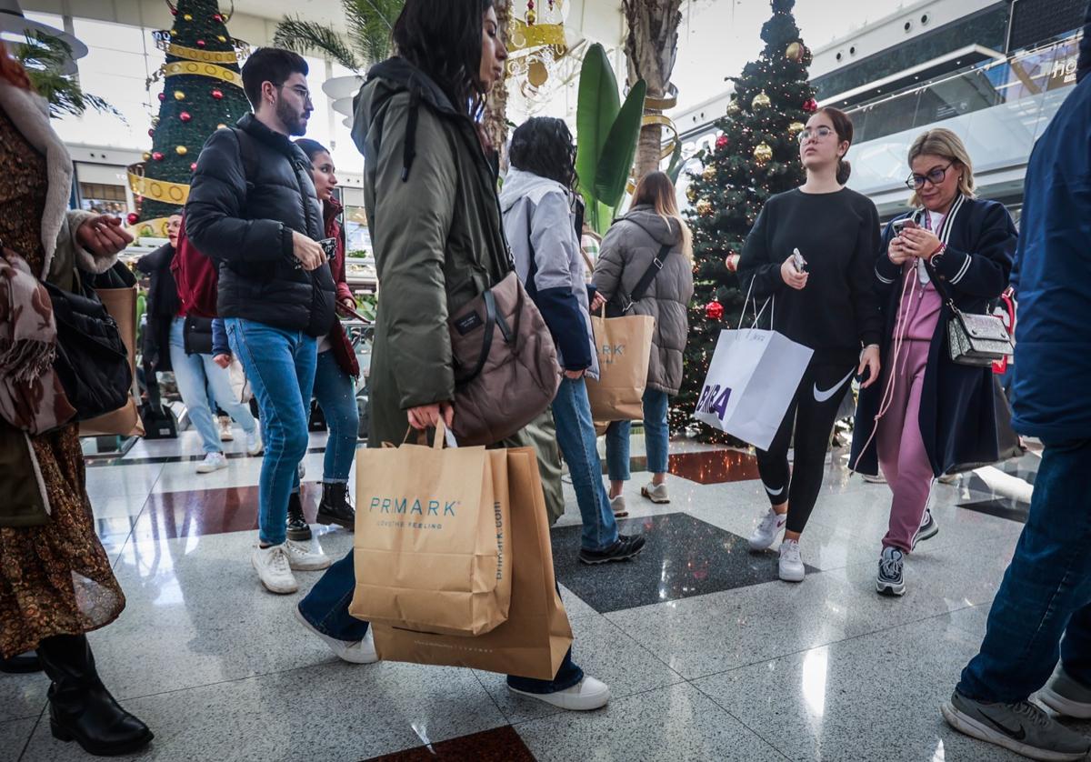 Primer día de rebajas en los comercios de Granada