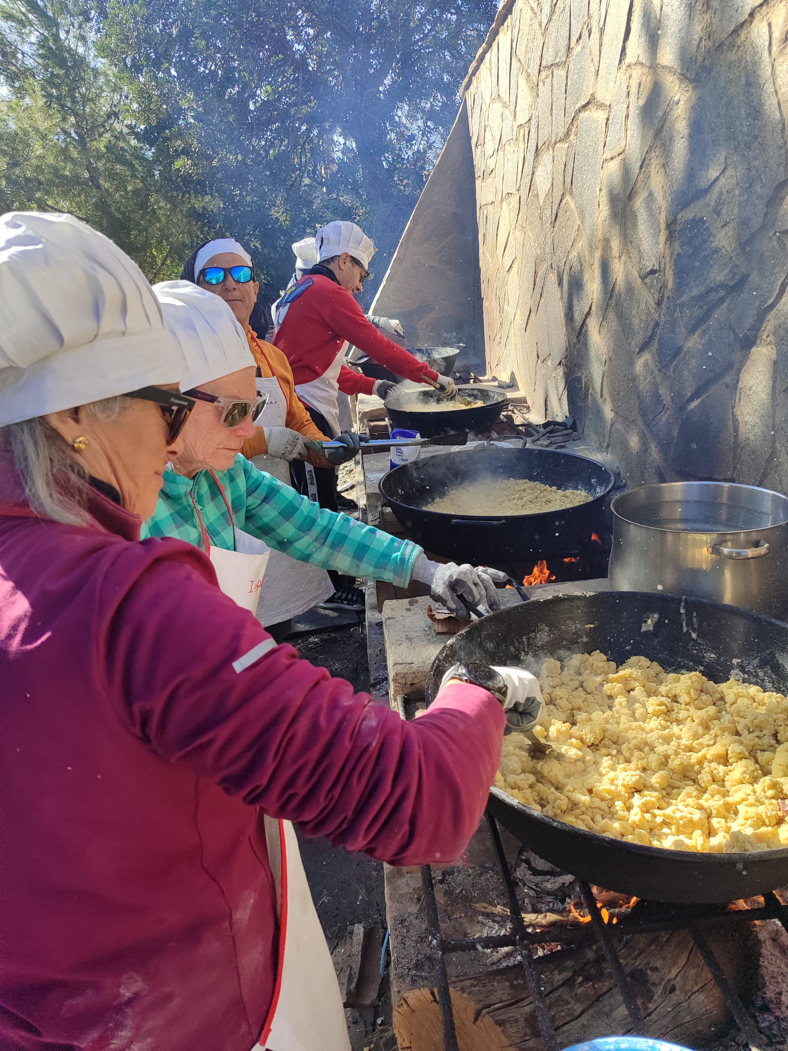 Varios vecinos se encargaron de preparar las migas para las más de 700 personas que estaban en el pueblo.