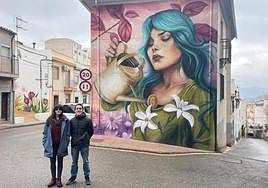 Mónica Gómez delante de su mural en el barrio del Almendral junto al edil Luis García Millán.