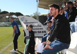 El Motril estrenó entrenador en el banquillo.