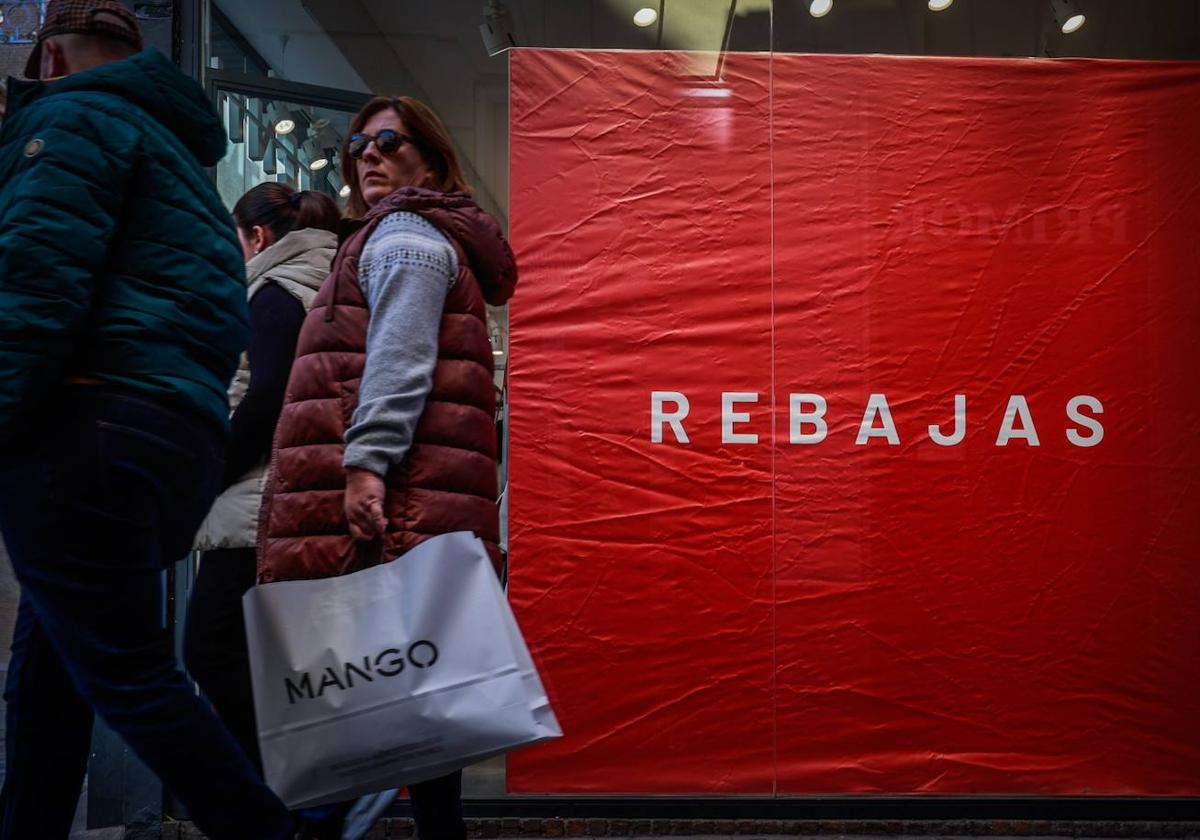 Una mujer aprovecha el primer día de rebajas en Granada.