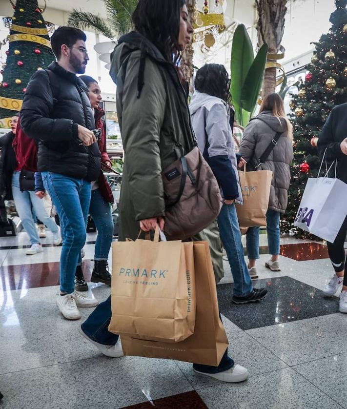 Imagen secundaria 2 - El Centro Comercial Nevada y EL Corte Inglés disfrutan de un gran ambiente estas rebajas de enero.