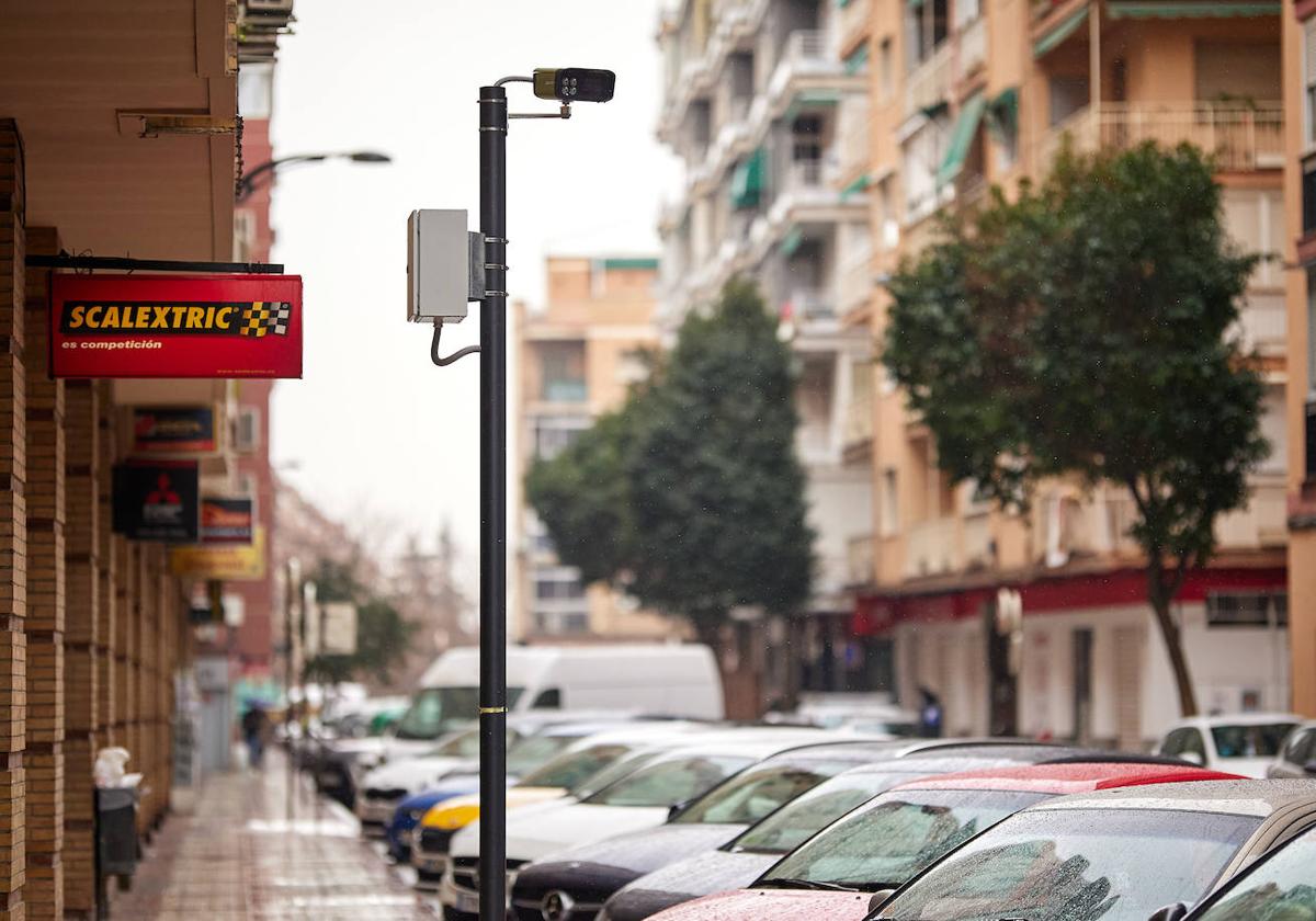 Cámara de control de accesos a la zona de bajas emisiones en la calle Agustina de Aragón.