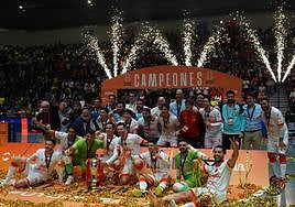 El Jimbee Cartagena celebra su victoria frente al Barça FS.