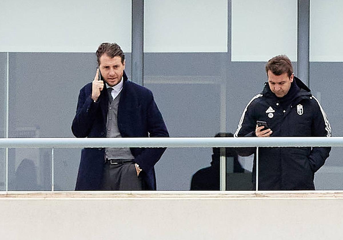 Matteo Tognozzi, a la izquierda, viendo al filial mientras habla por teléfono.