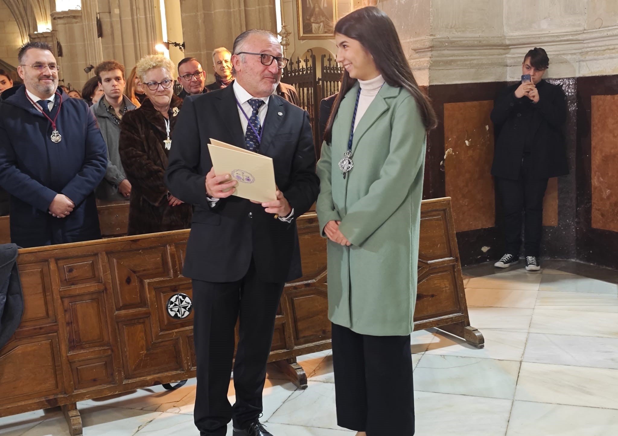 La pregonera de la Juventud recibe su nombramiento.