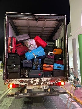 Un camión, con las maletas en las inmediaciones del aeropuerto de Granada .